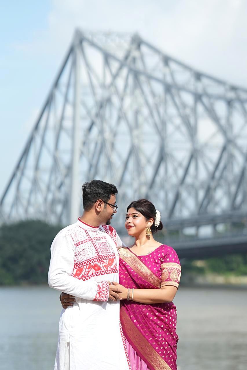 Soham and Tania in Bengali attire beside Howrah Bridge